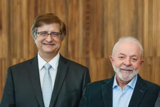 Procurador não pode se “submeter” a presidente de nenhum Poder e nem “brincar com o MP”, diz Lula em posse de Gonet