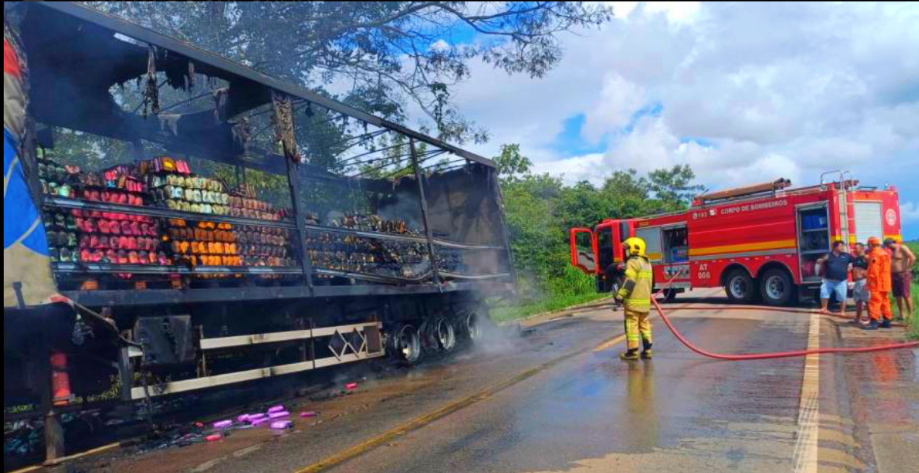 SINISTRO: Caminhão pega fogo e destrói carga de higiene na BR-364