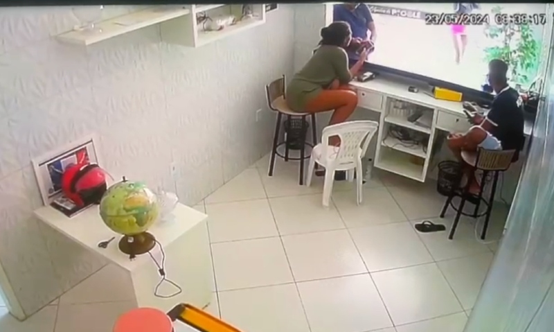 VEJA O VÍDEO: Novinha trabalhava tranquilamente em salão de beleza até que o pior aconteceu