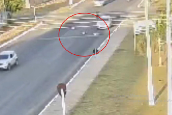 VÍDEO: Três crianças entre 4 e 5 anos são atropeladas em avenida a caminho de creche