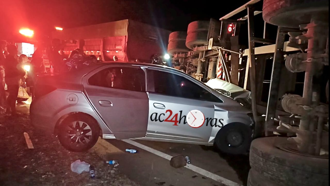 Carreta tomba na BR-364 e causa colisão com carro