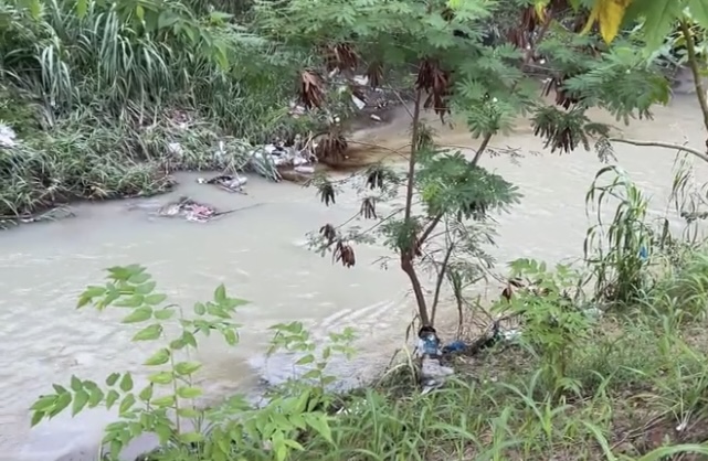 URGENTE: Cadáver é encontrado boiando em igarapé no Tancredo Neves