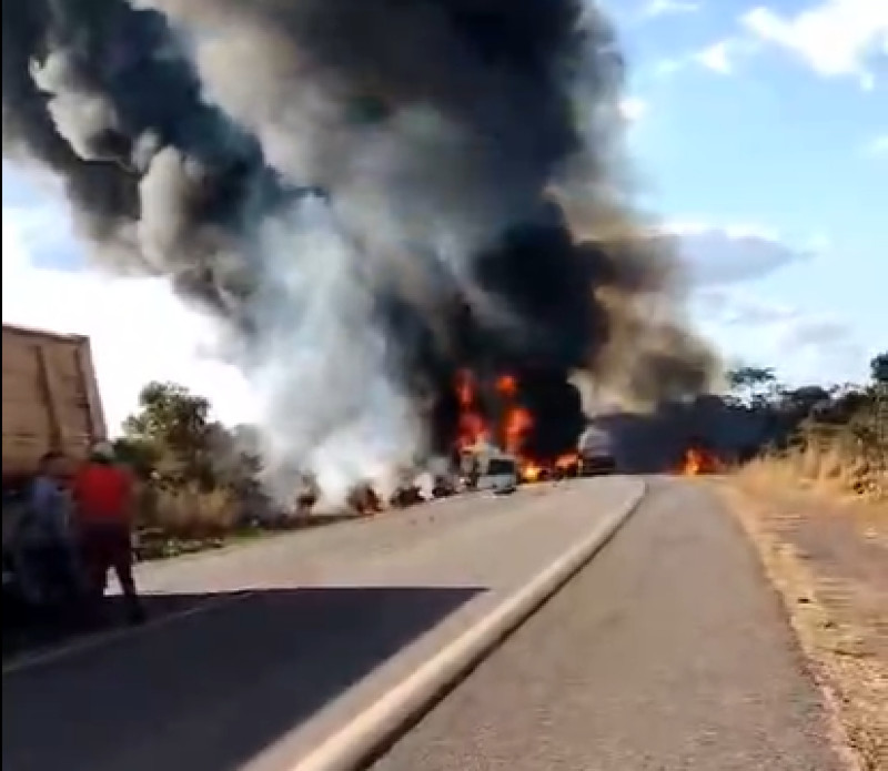 URGENTE: Batida entre duas carretas mata um motorista e deixa outro ferido na BR-364