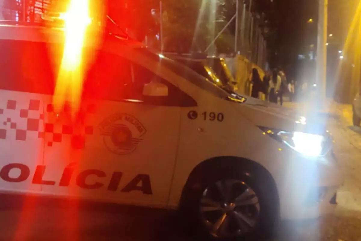 AUDACIOSO: Homem atira tijolo em mulher na frente de policiais e acaba preso
