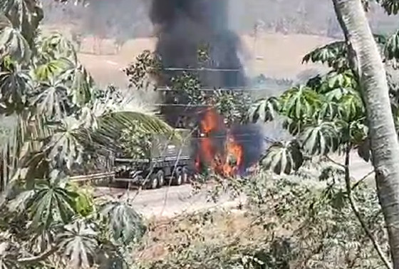 Caminhões batem de frente e pegam fogo na BR-364; Vídeo