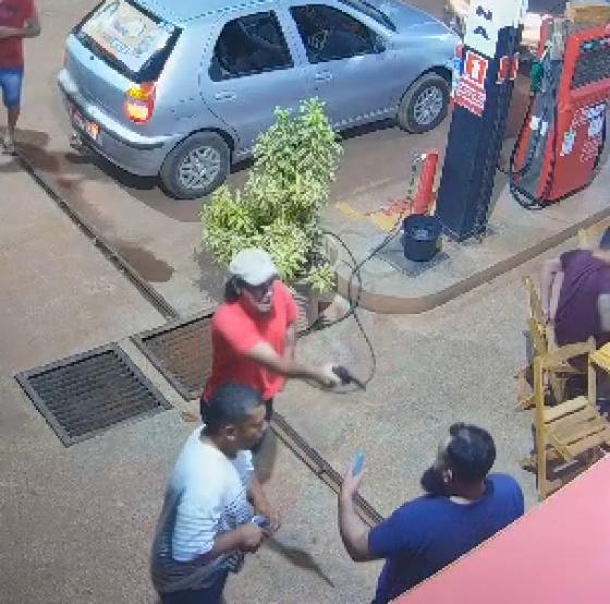 Homem é executado a tiros em posto de combustíveis; veja vídeo