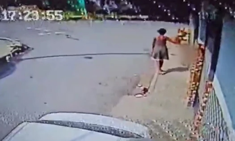DESUMANO: Câmera de Supermercado flagra mulher chut4nd0 a própria filha de 3 anos no Jorge Teixeira; veja vídeo