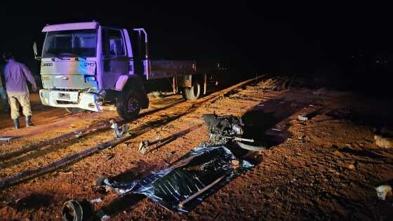 Motociclista de 26 anos bate em caminhão e morre na MT-325