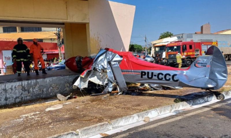 Avião de pequeno porte cai em parada de ônibus e deixa duas pessoas gr4vemente fer1das