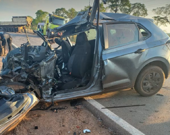 Batida entre caminhão e carro mata quatro pessoas na BR-364; veja vídeo