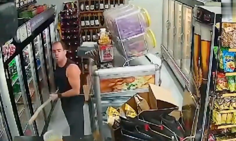 TUDO FILMADO: Major da PM é flagrado espancando funcionário em adega; veja vídeo