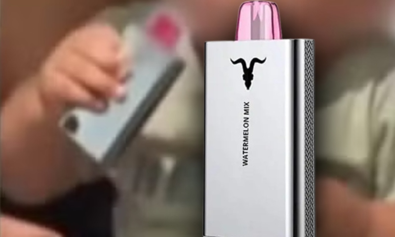 Adolescente se diverte ao dar cigarro eletrônico para bebê fumar e web reage: “esse é o futuro do Brasil”; veja vídeo