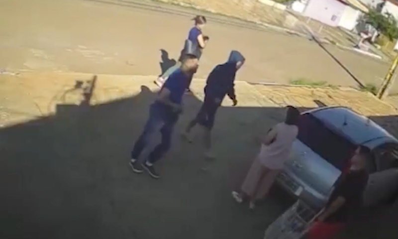 “Se gritar, eu vou atirar!”: trio de assaltantes rouba carro de família em plena luz do dia; veja vídeo