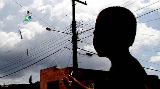 FATALIDADE: Adolescente morre após sofrer descarga elétrica enquanto brincava de pipa em RO