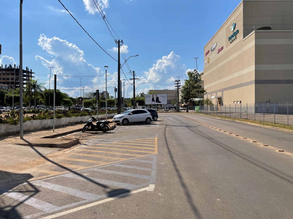 Retirada de canteiro central ao lado do shopping já reflete em melhorias para motoristas e pedestres