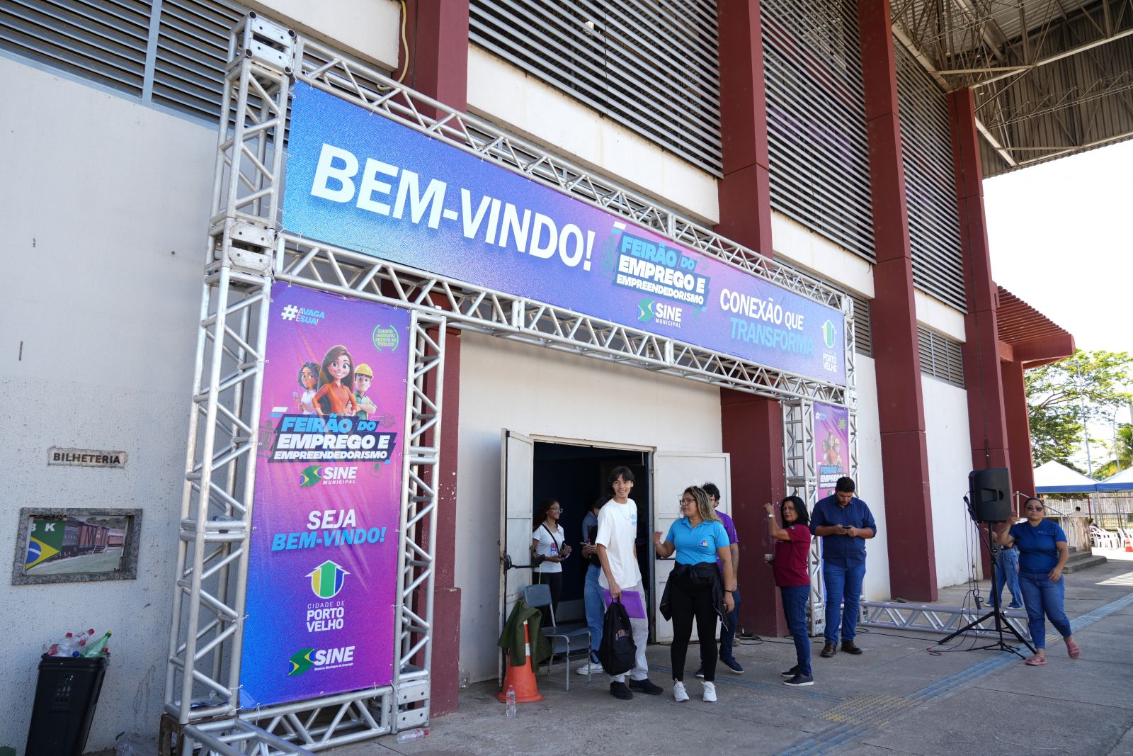 SUPEROU A EXPECTATIVA: Feirão do Emprego é sucesso e reúne milhares de pessoas em Porto Velho