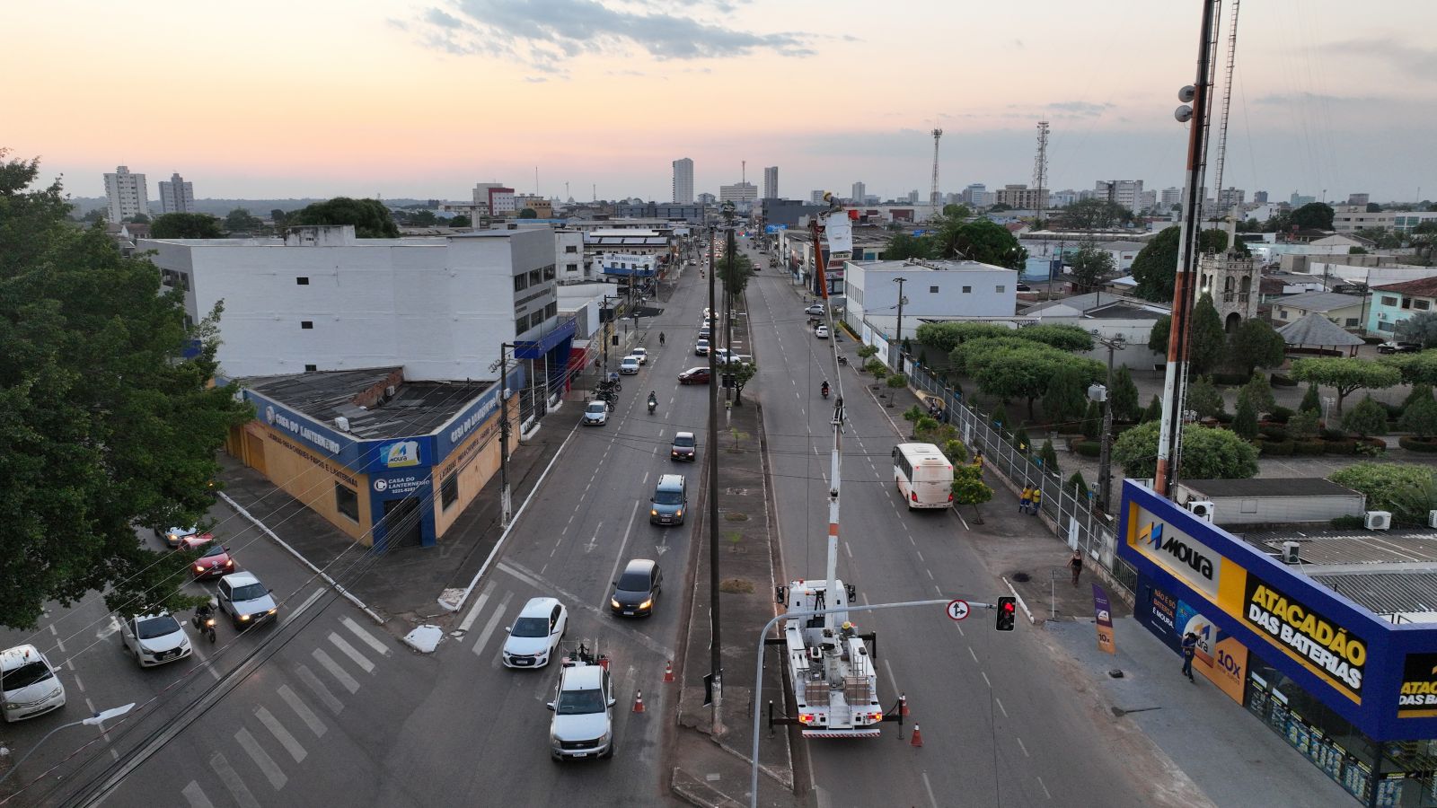 Prefeitura moderniza iluminação no canteiro central da av. Nações Unidas