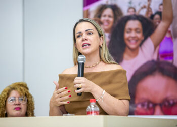 Seduc recebe pedido de Cláudia de Jesus para promover palestras sobre violência contra a mulher
