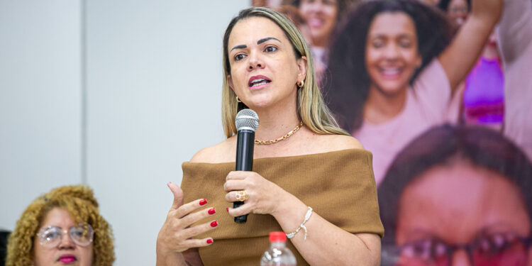 Seduc recebe pedido de Cláudia de Jesus para promover palestras sobre violência contra a mulher