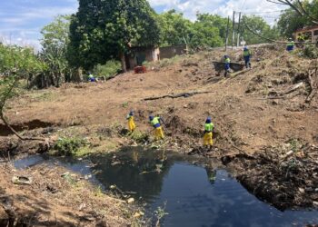 CIDADE LIMPA: Prefeitura realiza limpeza completa em canal no bairro Castanheira, zona Sul de Porto Velho