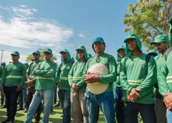 Mais de 100 profissionais contratados em feirão reforçam revitalização de praças e parques em Porto Velho