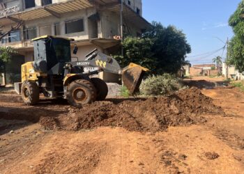 Prefeitura inicia limpeza e encascalhamento das ruas Aruanã e Jaraqui