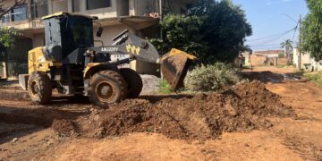 Prefeitura inicia limpeza e encascalhamento das ruas Aruanã e Jaraqui