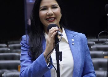 Cristiane Lopes vota a favor da aposentadoria especial para agentes comunitários de saúde e de endemias