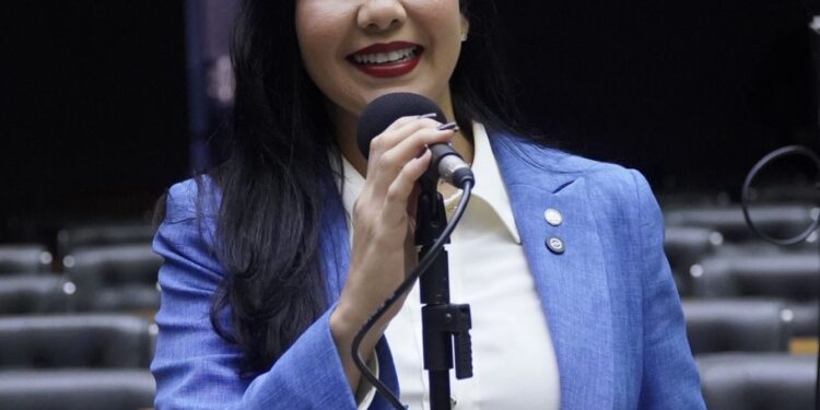 Cristiane Lopes vota a favor da aposentadoria especial para agentes comunitários de saúde e de endemias