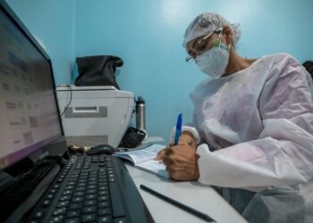 Profissionais de saúde aprovados no processo seletivo emergencial assinam contrato nesta terça-feira (14)