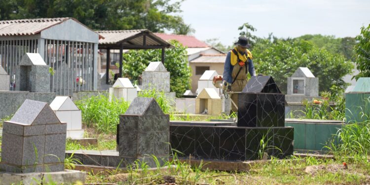 Prefeitura intensifica limpeza nos cemitérios para acolher famílias e visitantes