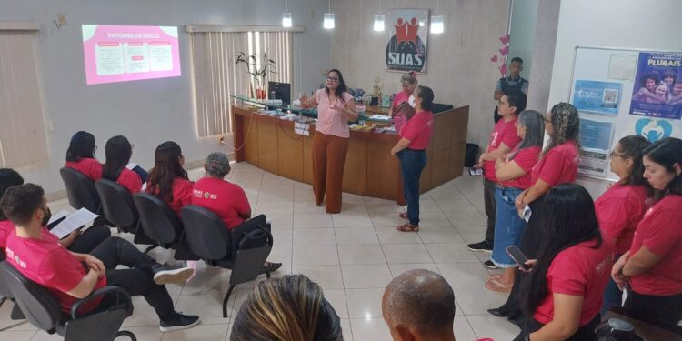 OUTUBRO ROSA: Servidores participam de palestra sobre conscientização da prevenção e diagnóstico precoce do câncer de mama