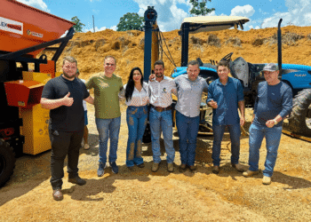 Deputada federal Cristiane Lopes entrega implementos agrícolas para produtores rurais de Vale do Anari