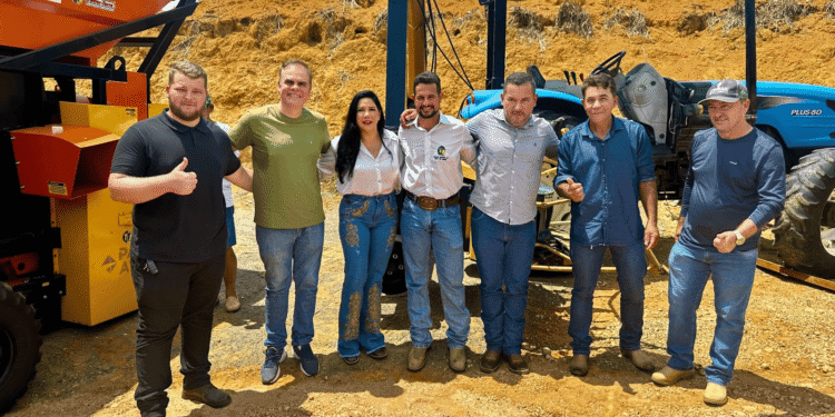 Deputada federal Cristiane Lopes entrega implementos agrícolas para produtores rurais de Vale do Anari