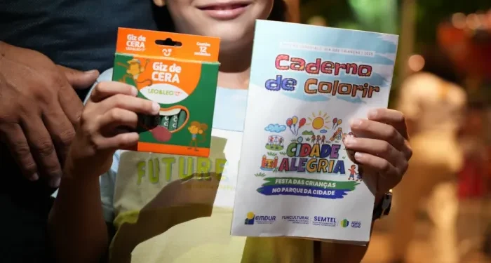 Prefeitura distribui mais de 7 mil cadernos de colorir durante a festa do Dia das Crianças