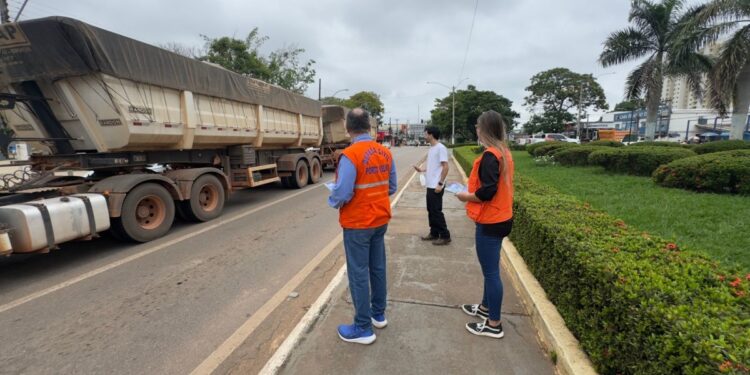 Defesa Civil Municipal realiza pit stop para orientar a população em caso de enchentes