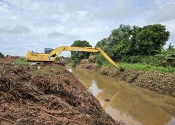 Prefeitura limpa mais de 16 mil metros de canais e propicia maior fluidez das águas pluviais para evitar alagamentos