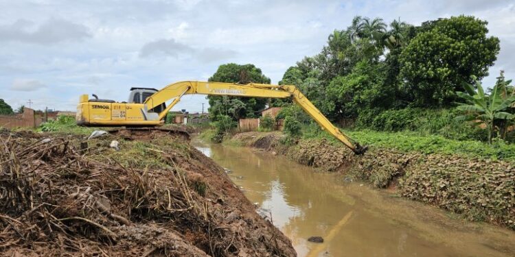 Prefeitura limpa mais de 16 mil metros de canais e propicia maior fluidez das águas pluviais para evitar alagamentos