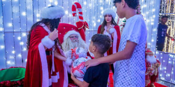 Bolas confeccionadas no projeto Pintando a Liberdade são entregues pelo governo de RO durante “Natal de Luz”