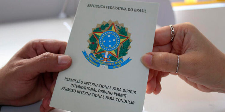 Condutores podem solicitar serviço de entrega em domicílio da CNH e Permissão Internacional para Dirigir