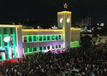 SUCESSO DE PÚBLICO: Cantata Natalina reúne centenas de porto-velhenses no Prédio do Relógio