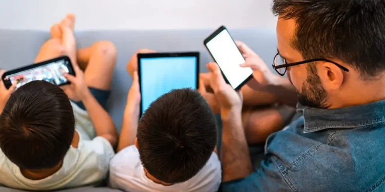 Uso de telas excessivo e os impactos na saúde física e mental são orientados pela Sesau